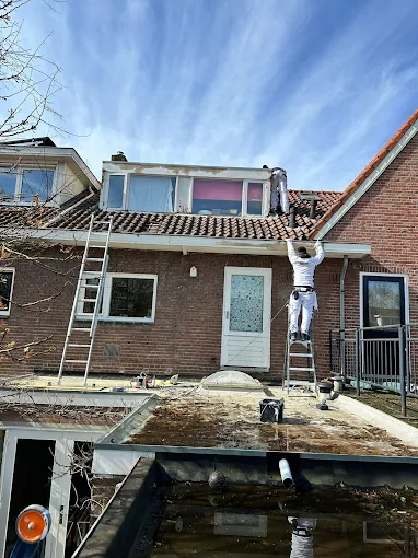 Schilder aan het werk op dak van woning