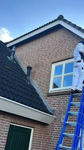 Schilder aan het werk binnen